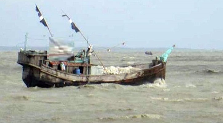 অবরোধের সময়সীমা কমানোর দাবিতে জেলেদের সমাবেশ