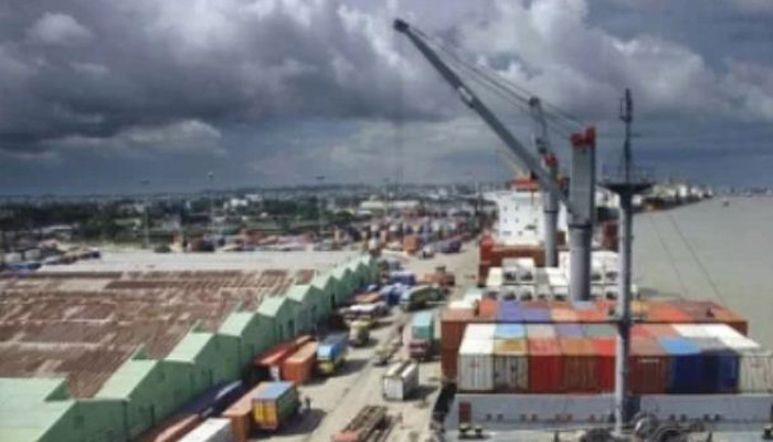 ইন্দোনেশিয়ার জাহাজ পায়রা বন্দরে