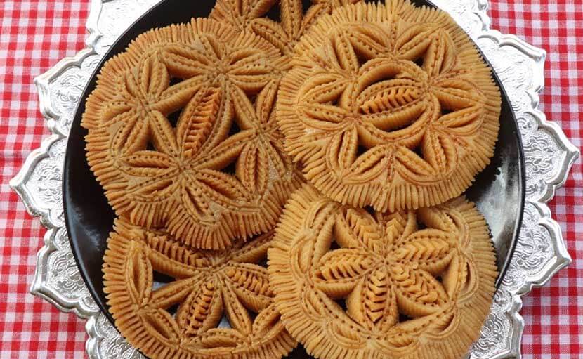 শীতের দিনে তৈরি করুন নকশি পাকন পিঠা