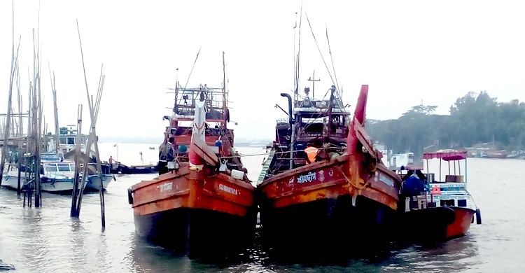 বাংলাদেশে ঢুকে মাছ শিকারের সময় ট্রলারসহ ২৮ ভারতীয় জেলে আটক