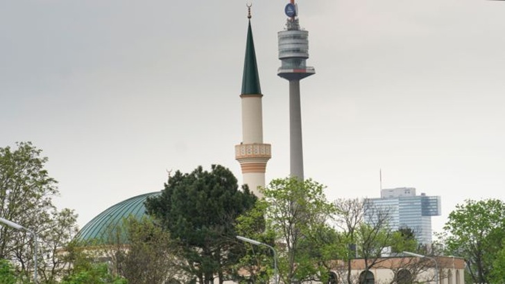 লকডাউন বিরোধী বিক্ষোভে উত্তাল ভিয়েনা